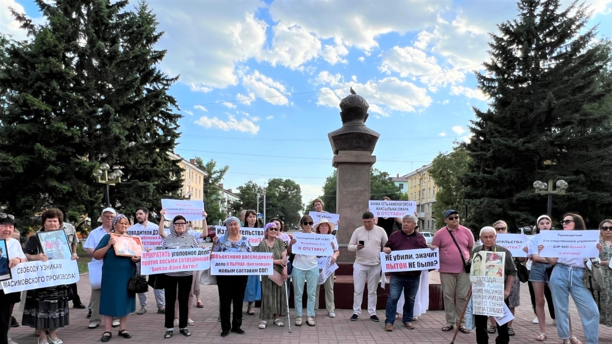 «Совали головой в унитаз». В Усть-Каменогорске жители протестовали против  пыток их близких в заключении