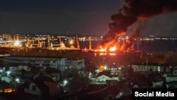 Пожар в Феодосийском порту в Крыму, где, по данным украинских военных, в ночь на 26 декабря был уничтожен российский корабль «Новочеркасск», 26 декабря 2023 года