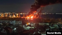 Пожар в порту Феодосии после удара по российскому БДК «Новочеркасск», 26 декабря 2023 года