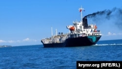 Іноземне судно-газовоз в акваторії Керченського морського порту