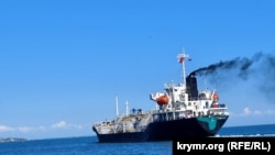 Іноземне судно-газовоз в акваторії Керченського морського порту