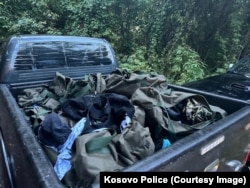 Poliția kosovară a declarat că a găsit diferite arme, muniții și uniforme militare în urma atacului de duminică.