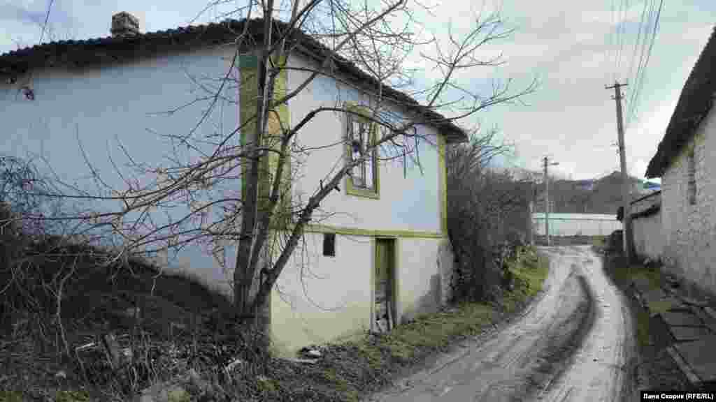 Напротив еще один двухэтажный старый дом, построенный в традиционном крымскотатарском стиле