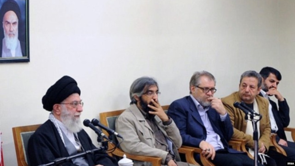 ابوالقاسم طالبی (نفر دوم از راست) در دیدار با علی خامنه‌ای