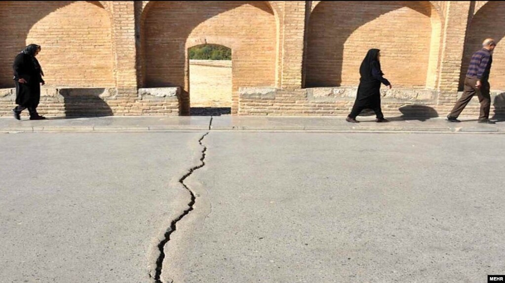 ترک‌خوردگی زمین روی سی و سه پل،‌ اصفهان