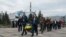 Служители в нефункциониращата АЕЦ Чернобил полагат цветя пред паметник на загиналите при аварията преди 37 години.