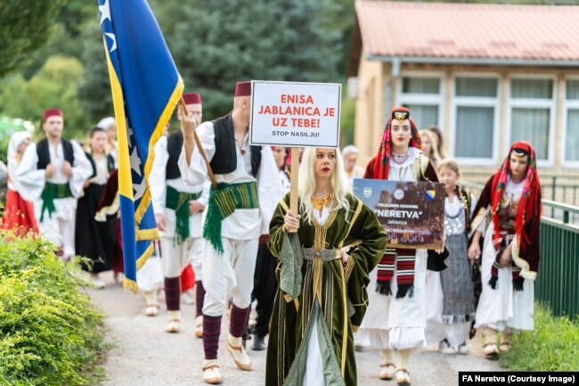 Podrška Enisi tokom folklorne smotre u Jablanici