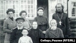 Православный священник Николай Карелин (второй ряд, крайний справа). Был сослан в Белосток. Расстрелян 22 сентября 1937 года. Реабилитирован 22 июля 1960 года. (Из архива Василия Ханевича)