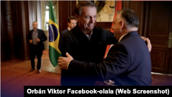 Orbán Viktor és Jair Bolsonaro korábbi brazil elnök üdvözli egymást Buenos Airesben 2023 decemberében az argentin elnök, Javier Milei beiktatásán