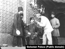 Un dentist îl îngrijește pe Naser al-Din Shah.