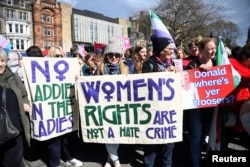 Aktivisti se protive širenju prava transrodnih osoba na okupljanju organizacije "Let WomenSpeak" u Edinburgu, 6. april 2024.