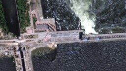 На спутниковых снимках &ndash; контролируемая Россией плотина Каховской ГЭС &nbsp;до и после разрушения (5 и 6 июня)