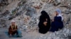 Газанын Хан-Юнис шаарындагы талкаланган мечиттин сыртында отургандар, 16-июнь, 2024-жыл