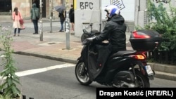 Za motocikliste je važno "da budu uočljivi" i da voze uz kompletnu zaštitnu opremu - kacigu, čizme i rukavice, kažu stručnjaci iz oblasti saobraćaja (Beograd, 14. maj 2024.)
