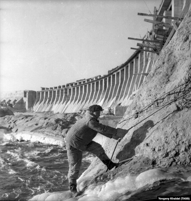 Một công nhân chụp ảnh vào năm 1946, trong quá trình xây dựng lại con đập