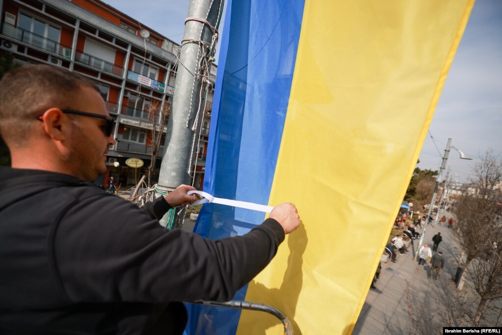 Në Prishtinë më 23 shkurt në sheshet kryesore u vendosën flamujt kombëtarë të Ukrainës.&nbsp;