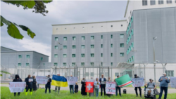 Участники митинга против отправки Али Батаева в России перед депортационным центром в Цюрихе