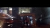 تصویری از ویدئویی که تجمع خانواده‌های نگران روزنامه‌نگاران فردای اقتصاد را مقابل دفتر این وب‌سایت نشان می‌دهد