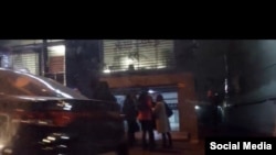 تصویری از ویدئویی که تجمع خانواده‌های نگران روزنامه‌نگاران فردای اقتصاد را مقابل دفتر این وب‌سایت نشان می‌دهد