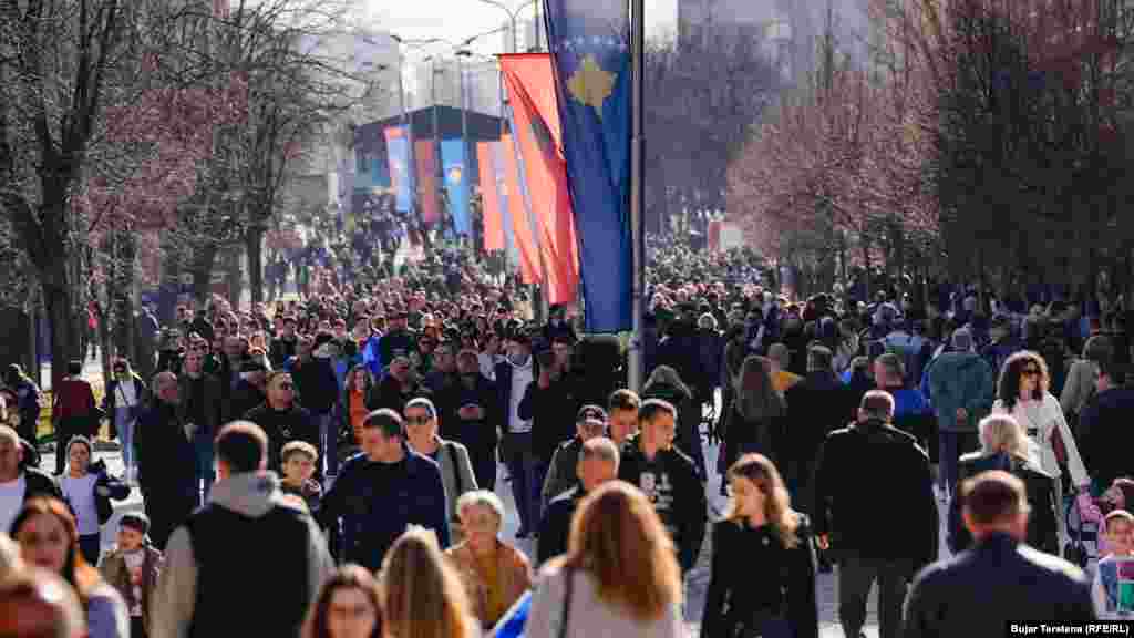 Sheshet, por edhe rrugët e tjera kryesore, u stolisën me flamuj të Kosovës dhe Shqipërisë.&nbsp;