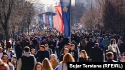 Qytetarë në sheshet e Prishtinës më 17 shkurt 2024. 