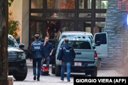 Agenții de investigații ai Securității Interne, la intrarea în casa producătorului și muzicianului american Sean Combs, situată pe Star Island din Miami Beach, pe 25 martie 2024.