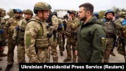 Ukrainian President Volodymyr Zelenskiy (right) in discussion with the chief of the country's General Staff Colonel General Oleksandr Syrskiy. (file photo)