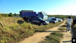 Jandarmii au ajuns primii la locul accidentului. Intervenția a fost dificilă din cauza terenul accidentat din zonă și a vegetației.