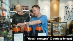 Руководитель компании по обжарке зёрен Brew me Евгений Чигарев (справа). Фото: Евгений Дёмшин для НВ