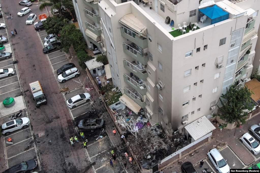 Dëmet e shkaktuara nga një raketë e hedhur nga Rripi i Gazës drejt Izraelit, në Ashdod, më 9 tetor 2023.