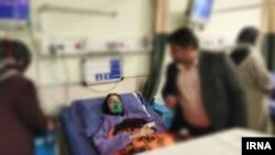 Një nxënëse iraniane e shtrirë në spital. 