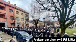 Jake policijske snage spriječile da protestanti priđu zgradi Skupštine na Cetinju