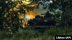 Ukrayına tankı Bahmut civarında Rusiye arniylerine ateş aça, Donetsk vilâyeti, 2023 senesi iyünniñ 17-si