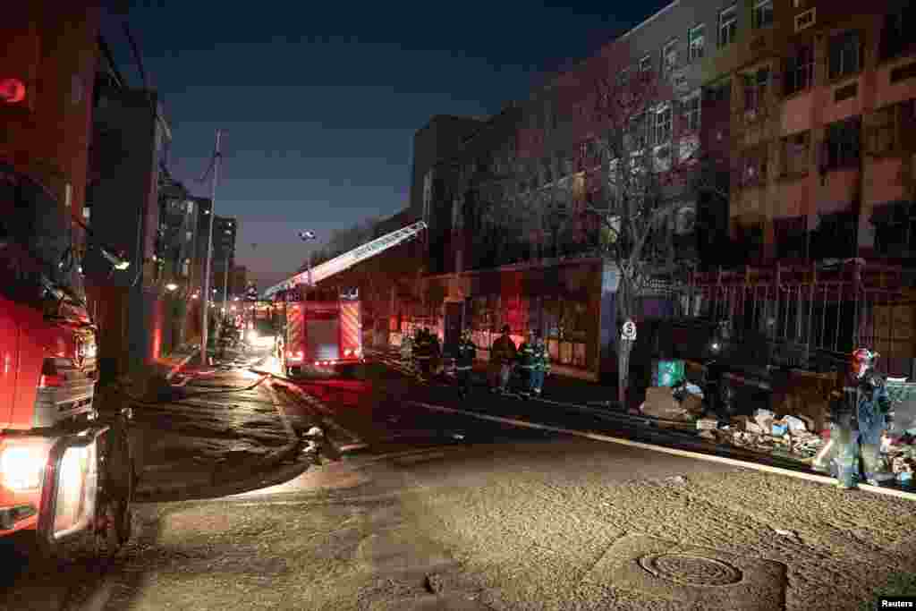 Shërbimi Emergjent i Johanesburgut tha se më shumë se 50 persona të tjerë u lënduan nga zjarri, i cili shpërtheu në orët e hershme të 31 gushtit.