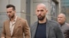 Andrew Tate (dreapta) și fratele său Tristan (stânga) părăsesc Tribunalul București, România, joi, 29 februarie 2024. 
