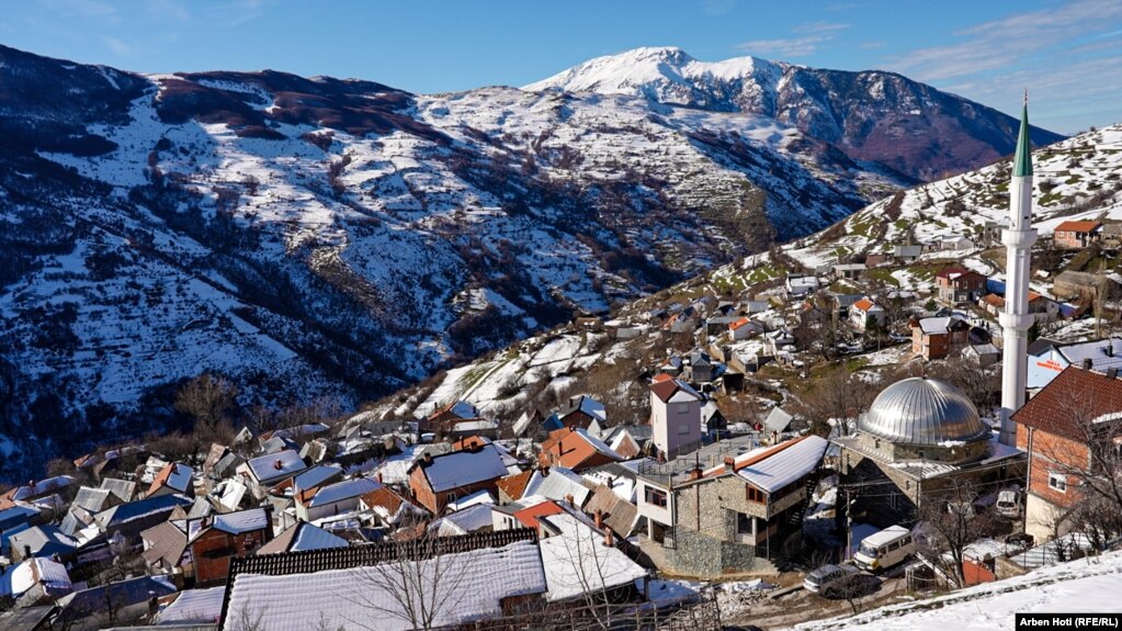 Pamje nga lart e fshatit Borje në Shqipëri.