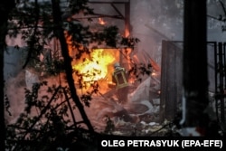 Гасіння пожежі в одному із мікрорайонів Києва, що виникла внаслідок російської ракетної атаки. 21 вересня 2023 року