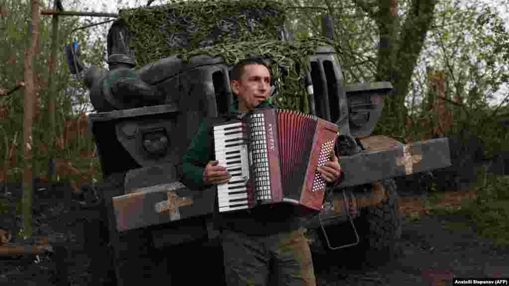 …míg egy társuk harmonikaszóval próbálja javítani a hangulatot