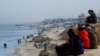 Palestinci na obali Sredozemnog mora, usred sukoba između Izraela i palestinske grupe Hamas, u Rafahu, na jugu Pojasa Gaze, 13. februara 2024.