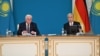 Președintele german Frank-Walter Steinmeier (stânga) și președintele kazah Qasim-Jomart Toqaev în Astana, pe 20 iunie.