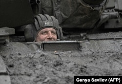 Украинский военный в танке под Бахмутом
