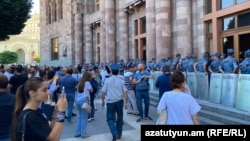 Etirazçılar Yerevanın Respublika meydanında