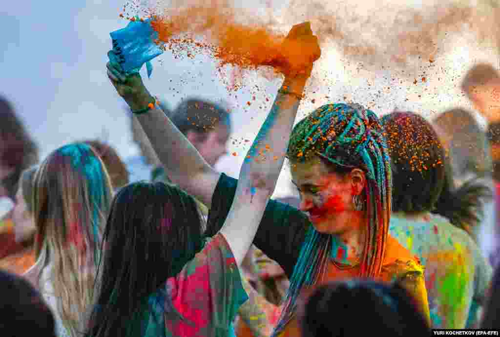 Visitors throw colored powder over each other as they attend the annual Day of India festival in Moscow, Russia, on August 15.&nbsp;