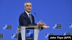 Jens Stoltenberg sajtótájékoztatót tart Brüsszelben 2023. július 7-én