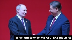Президент Китаю Сі Цзіньпін (праворуч) і лідер Росії Володимир Путін під час зустрічі у Пекіні, Китай, 16 травня 2024 року 