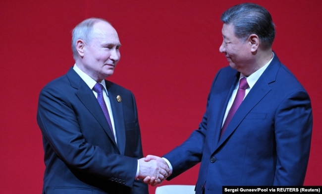 Президент Китаю Сі Цзіньпін (праворуч) і керівник Росії Володимир Путін. Пекін, 16 травня 2024 року