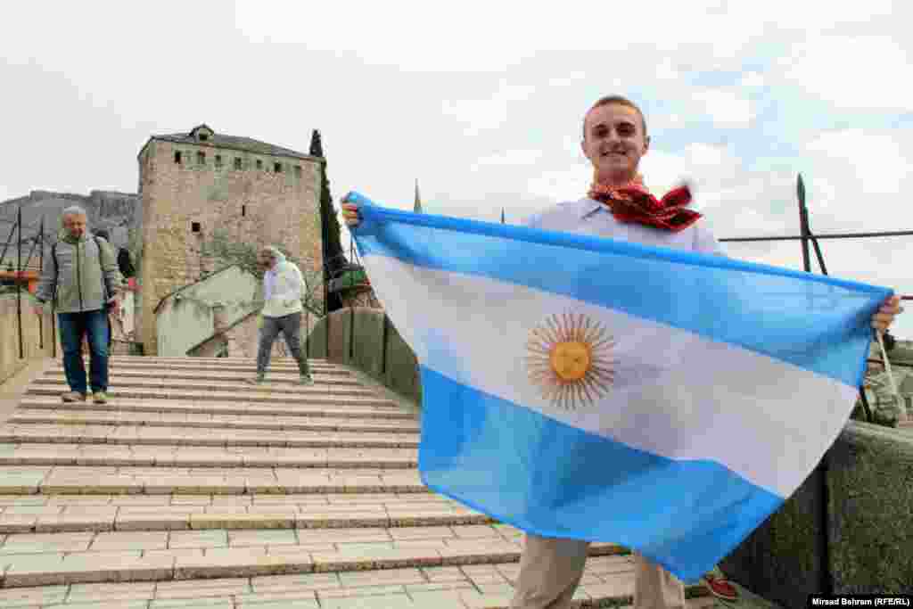 Alvaro Micocci je u Mostar na školovanje došao iz Argentine. Kaže za Radio Slobodna Evropa kako su mladi na performasu željeli poslati poruku zajedništva. &quot;Podijelimo naše kulture, pokušajmo ne dijeliti se, da budemo svi zajedno, kao što to čini Stari most koji zbližava i na neki način ujedinjava dva dijela Mostara&quot;, poručio je Micocci.