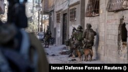 Ushtarët izraelitë duke kryer operacione në Rripin e Gazës.
