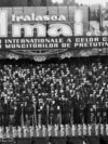 Pe 1 mai 1886, organizația care acum este cunoscută drept American Federation of Labour a organizat un protest la scară largă pentru a cere o zi de muncă de opt ore.<br />
<br />
Masacrul din acea zi pentru oprirea grevelor a ajuns să fie comemorat de socialiștii din întreaga lume, inclusiv în&nbsp;Republica Socialistă România, ca de exemplu în imagine de la o festivitate din 1973.