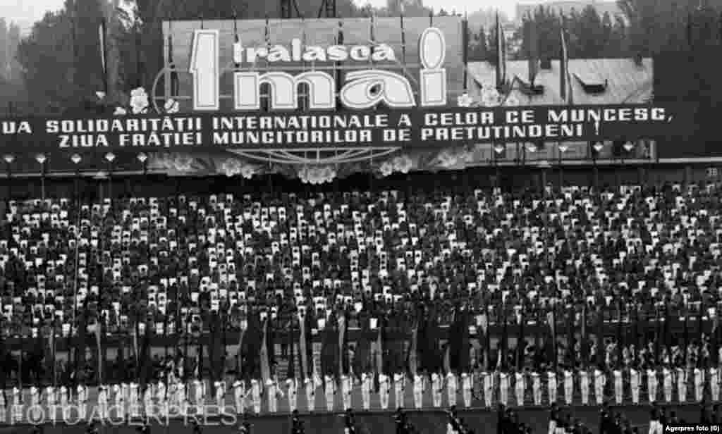 Pe 1 mai 1886, organizația care acum este cunoscută drept American Federation of Labour a organizat un protest la scară largă pentru a cere o zi de muncă de opt ore. Masacrul din acea zi pentru oprirea grevelor a ajuns să fie comemorat de socialiștii din întreaga lume, inclusiv în&nbsp;Republica Socialistă România, ca de exemplu în imagine de la o festivitate din 1973.